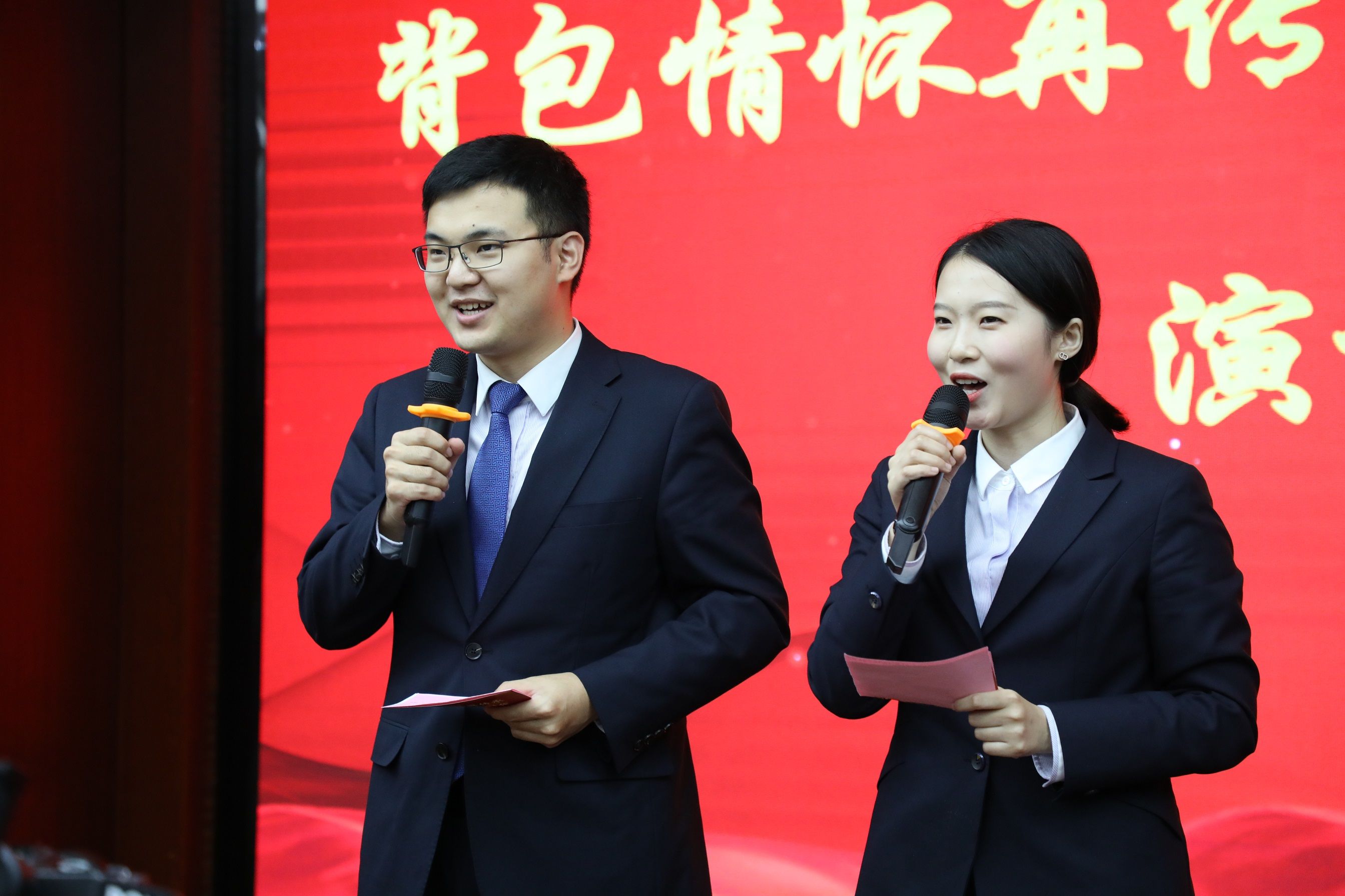 王子瑞、李晨晨主持比赛