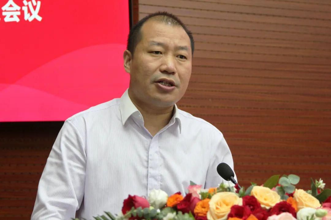 刘伟行长宣读相关议案