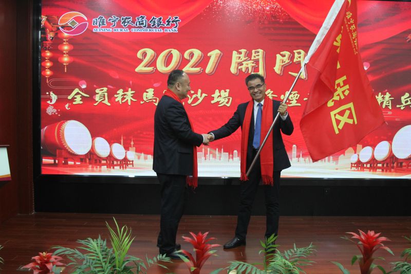李岩峰总司令向战区司令授旗