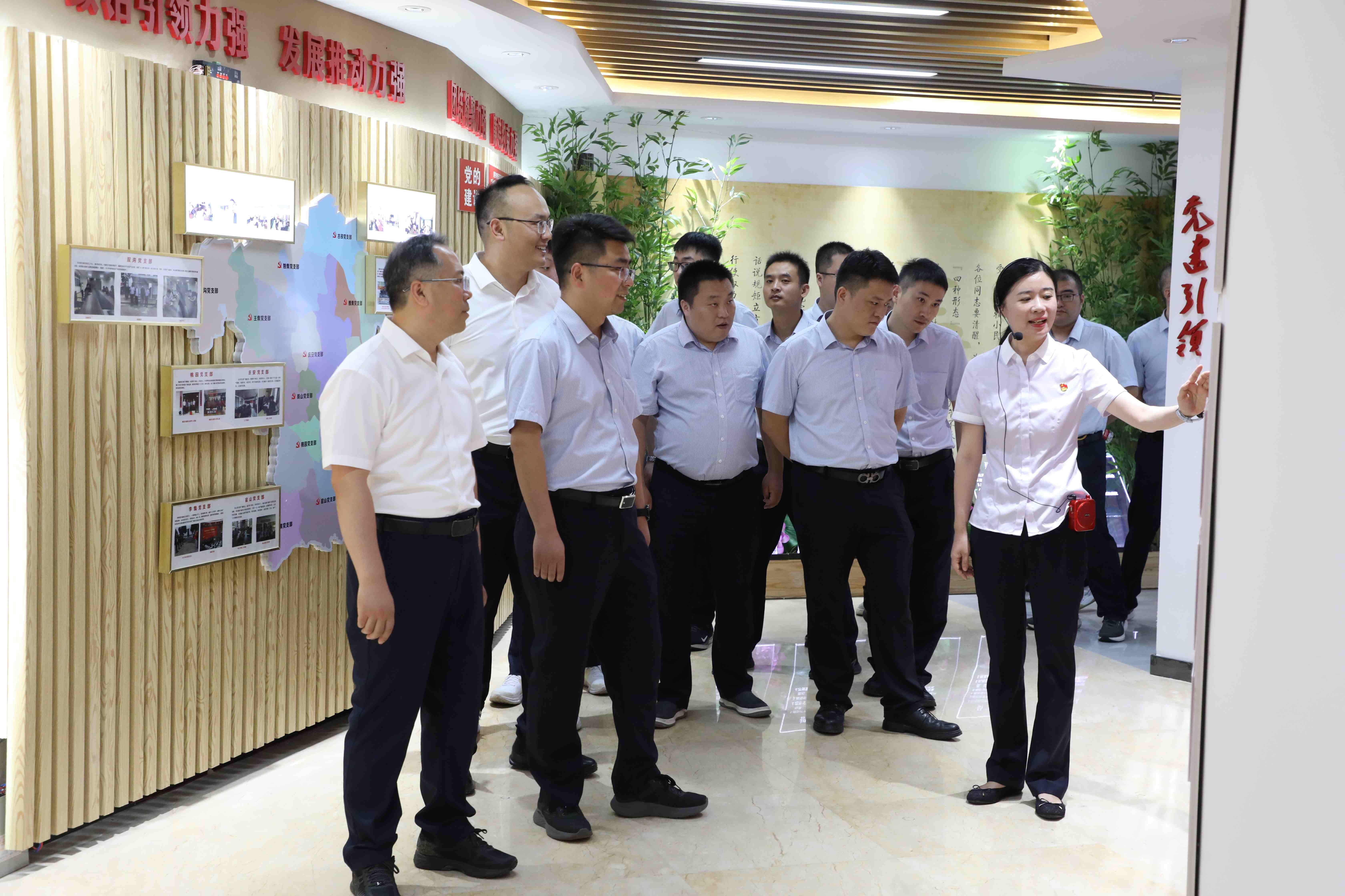 参观睢宁农商银行党建廉政教育基地.JPG